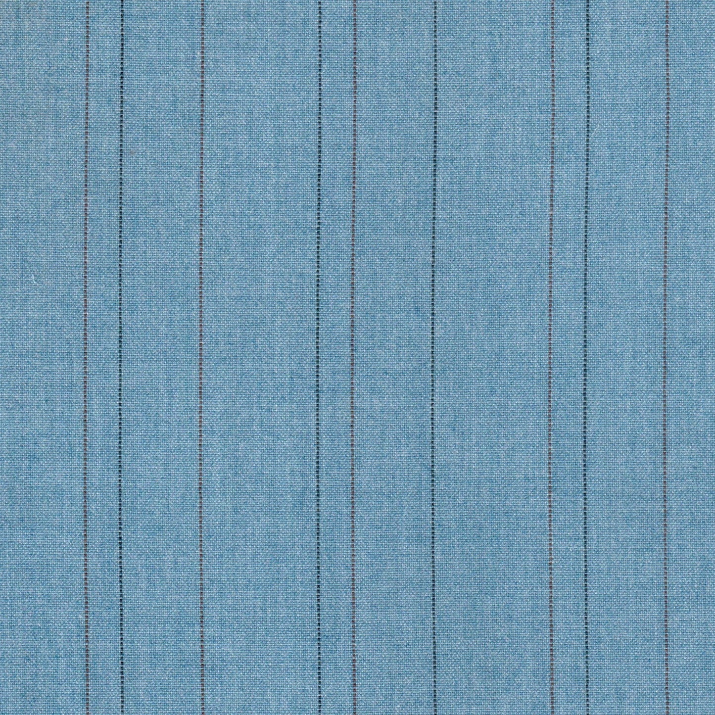 Tela jaspeada azul claro con rayas verticales negras y marrón; tela para uniformes escolares SchoolLine.