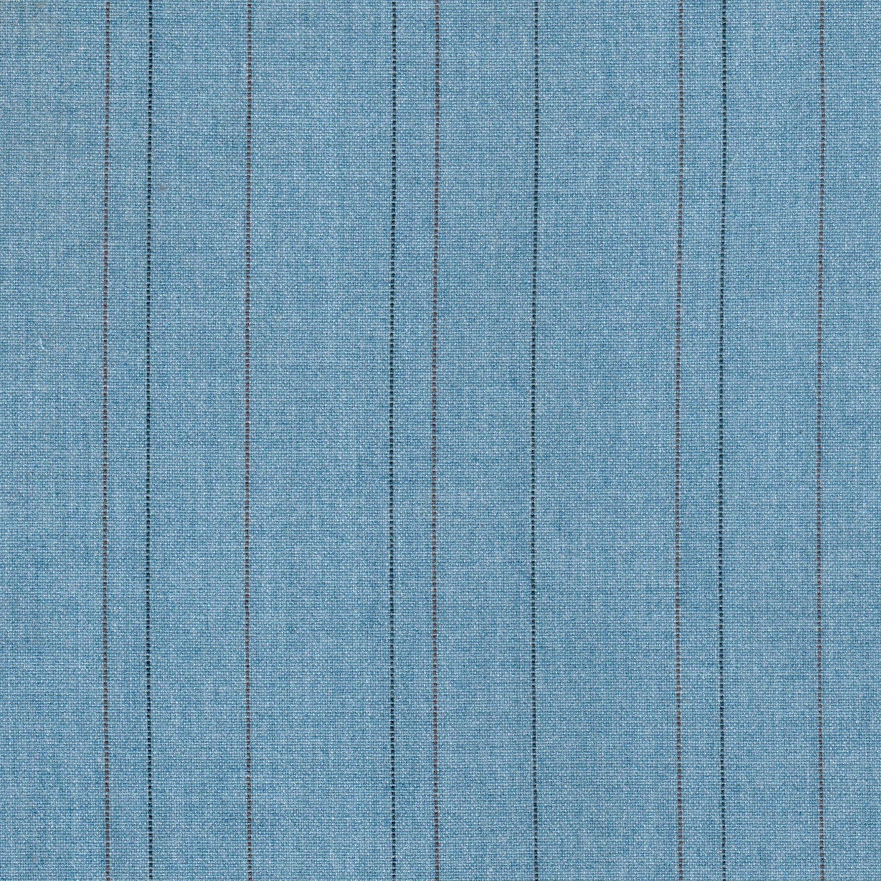 Tela jaspeada azul claro con rayas verticales negras y marrón; tela para uniformes escolares SchoolLine.