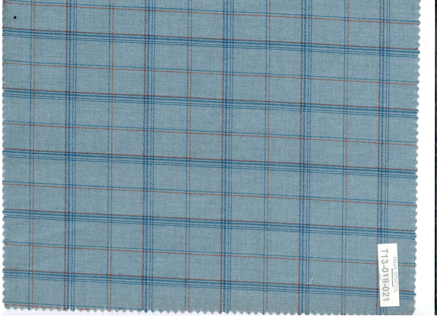 Tela 13018021 High school para uniformes SchoolLine, tela jaspeada azul claro con cuadro azul y líneas rojas.