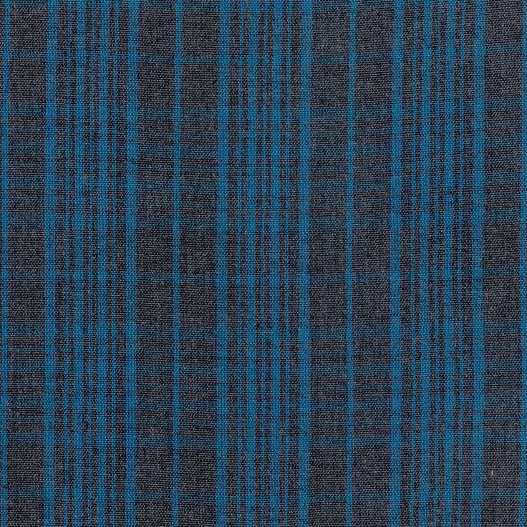 Tela 13018504 SchoolLine: tejido jaspeado azul con rayas verticales, ideal para uniformes escolares.