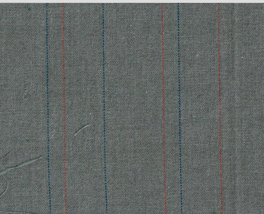 Tela para uniformes escolares SchoolLine: jaspe gris con líneas azules y rojas.
