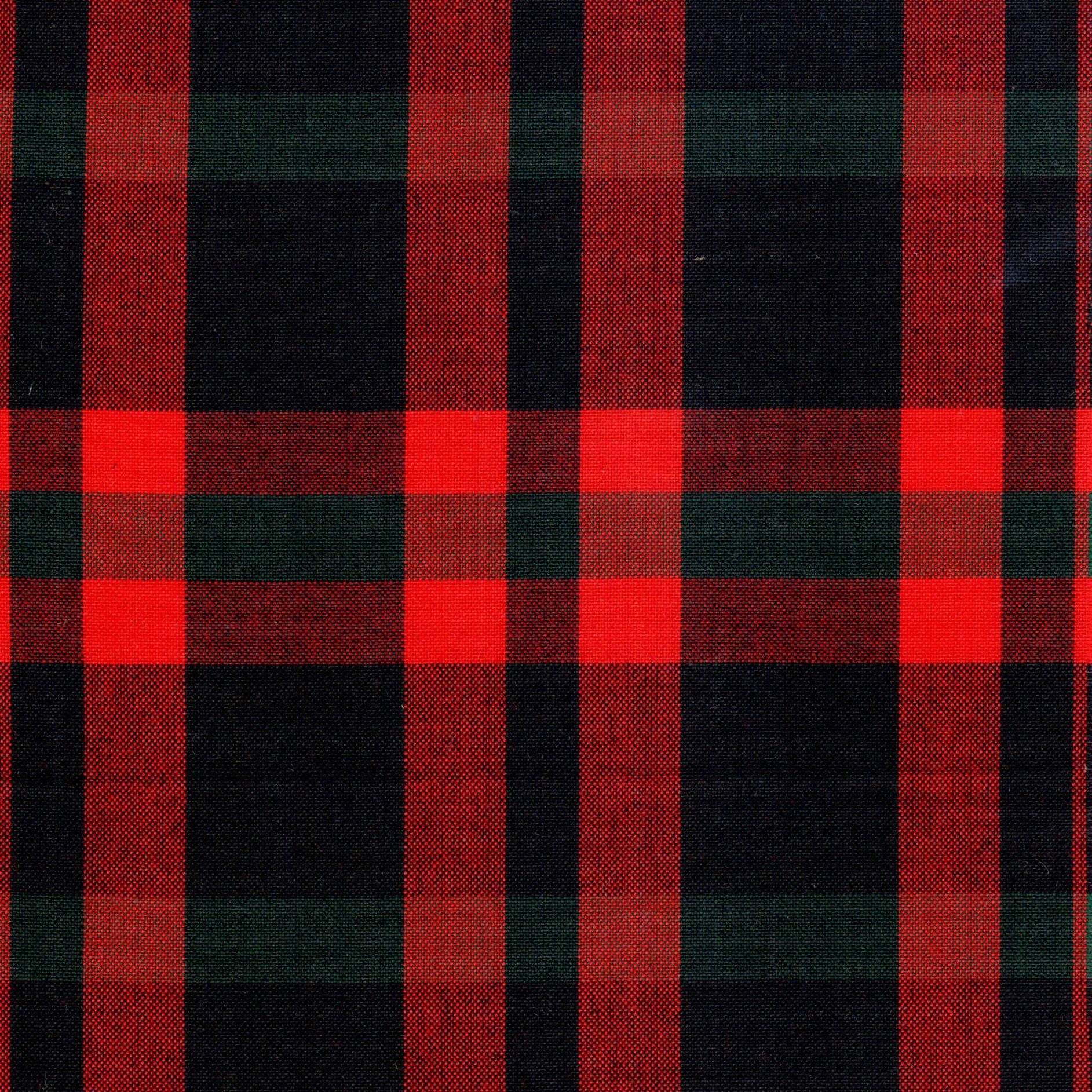 Tela Jacquard tafetán SchoolLine en cuadros escoceses rojo y negro con acentos verde oscuro; ideal para uniformes escolares e institucionales.