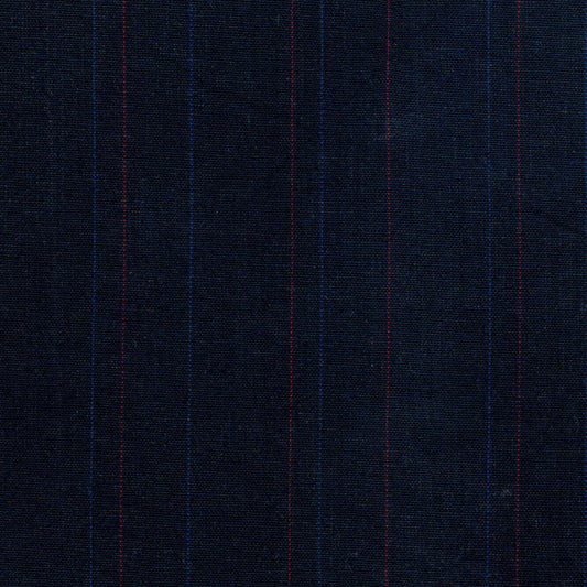 Tela jacquard tafetán azul con rayas finas azules y rojas; ideal para uniformes escolares e institucionales.