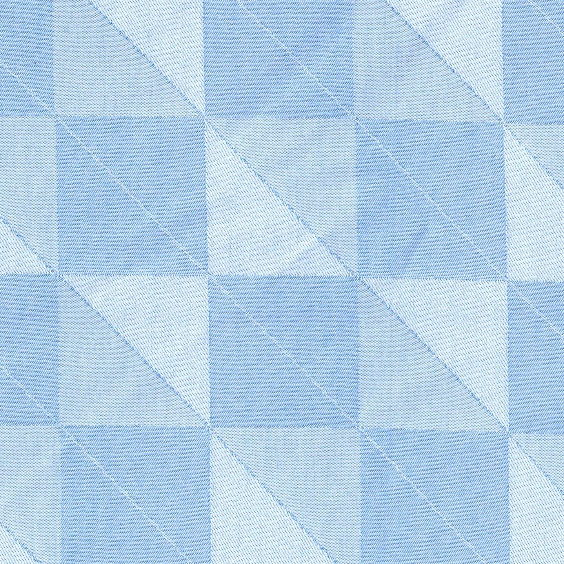 Tela indigo claro y blanco con diseño de triángulos; perfecta para uniformes escolares e institucionales, SchoolLine.