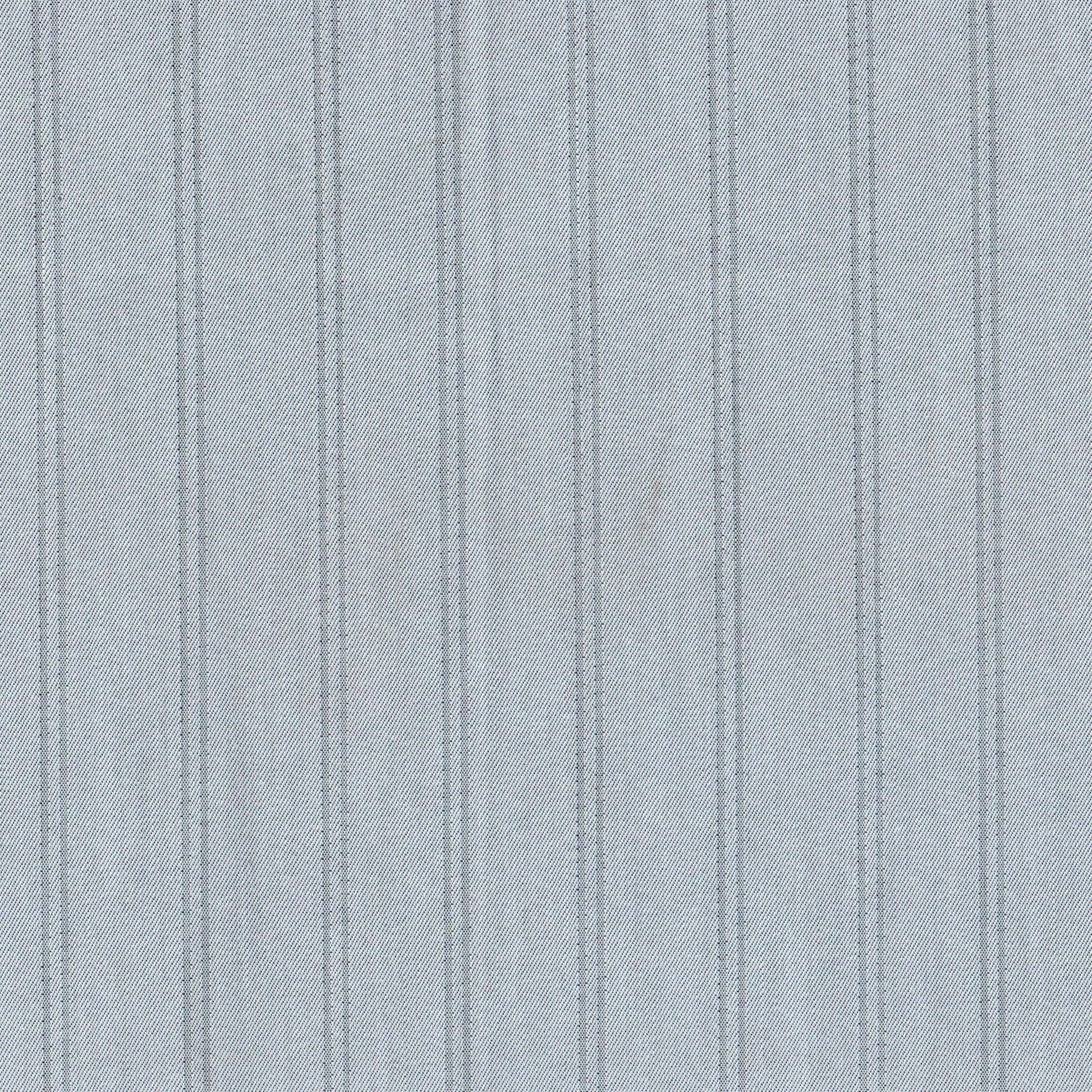 Tela 66002026 Indigo clear; poliéster con rayas verticales azul claro y gris, ideal para uniformes escolares e institucionales.