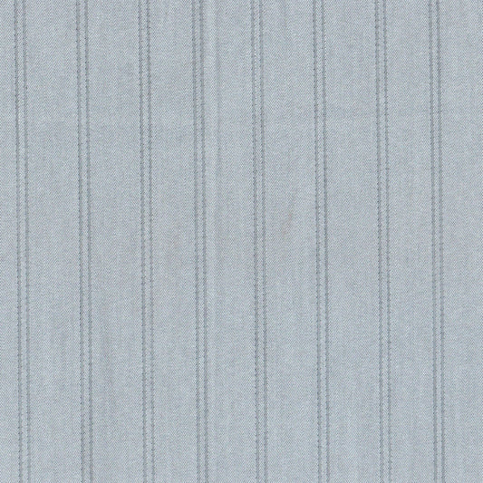 Tela 66002026 Indigo clear; poliéster con rayas verticales azul claro y gris, ideal para uniformes escolares e institucionales.