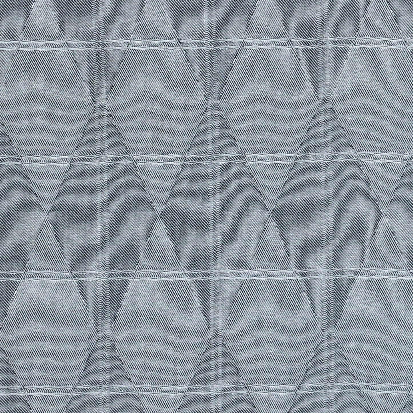 Tela 66002038 Indigo clear para uniformes SchoolLine, tela gris indigo claro con patrón geométrico de diamantes.