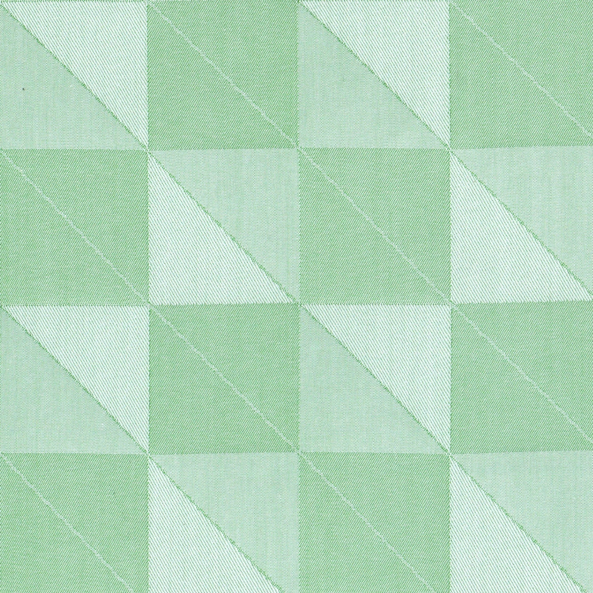 Tela 66002043 Indigo clear verde claro con patrón de triángulos geométricos en tonos verde mint, ideal para uniformes escolares e institucionales.