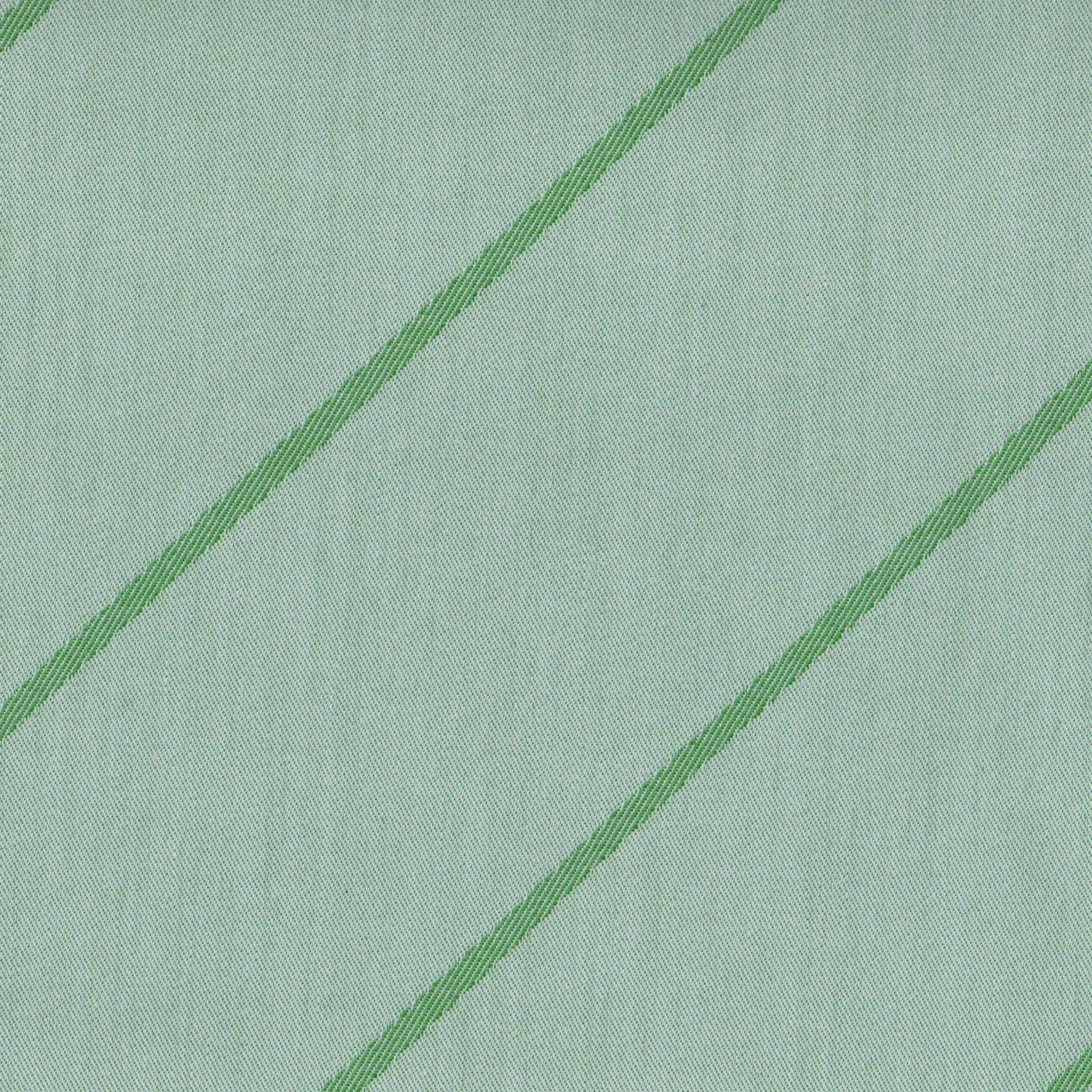 Tela verde claro con rayas diagonales verde intenso; tela para uniformes escolares de SchoolLine.