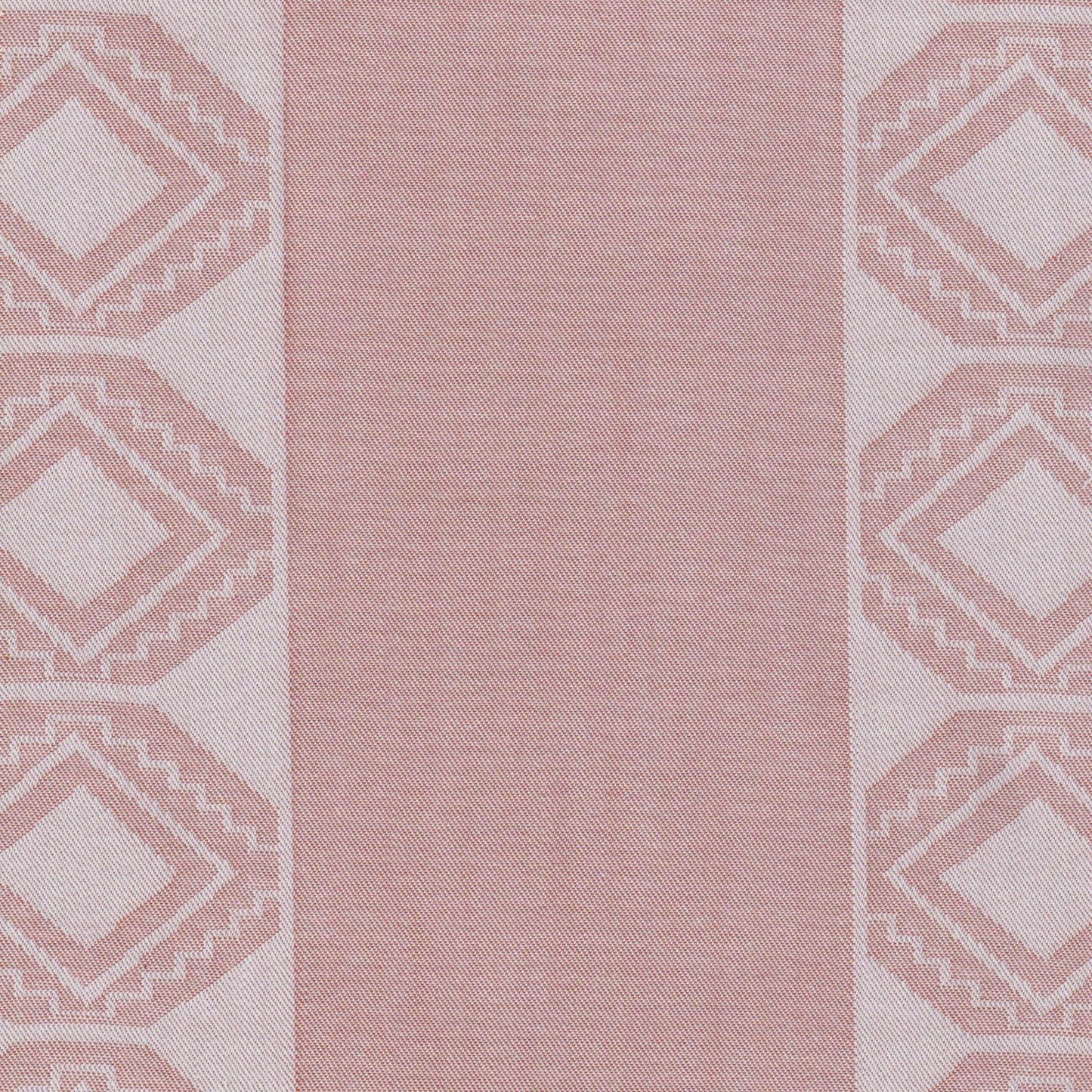 Tela de color rosa con decoracion vertical en blanco de figuras en rombos para camisa guayabera