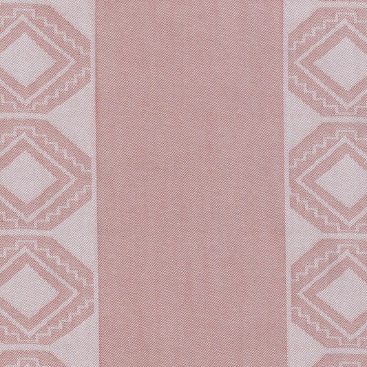 Tela de color rosa con decoracion vertical en blanco de figuras en rombos para camisa guayabera