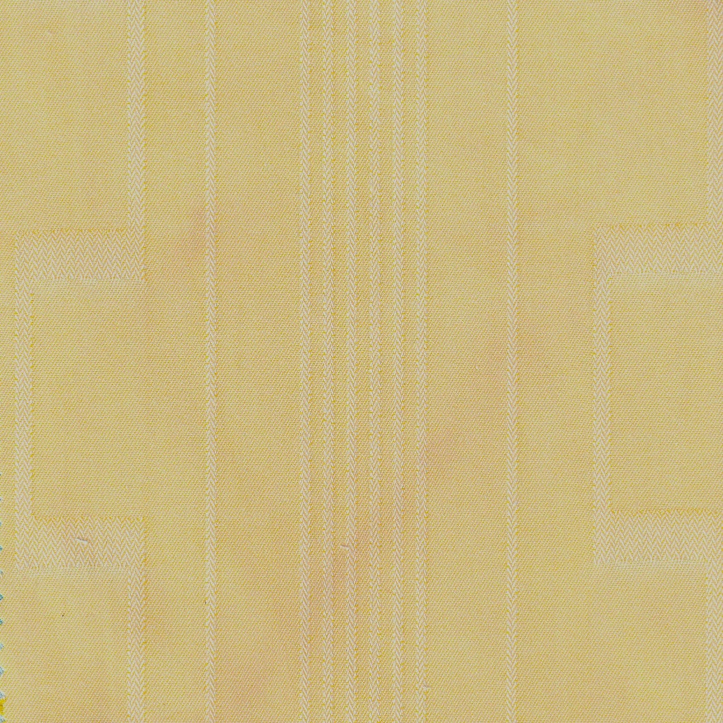 Tela en color amarillo con lineas verticales mas claras decorativas para camisa guayabera