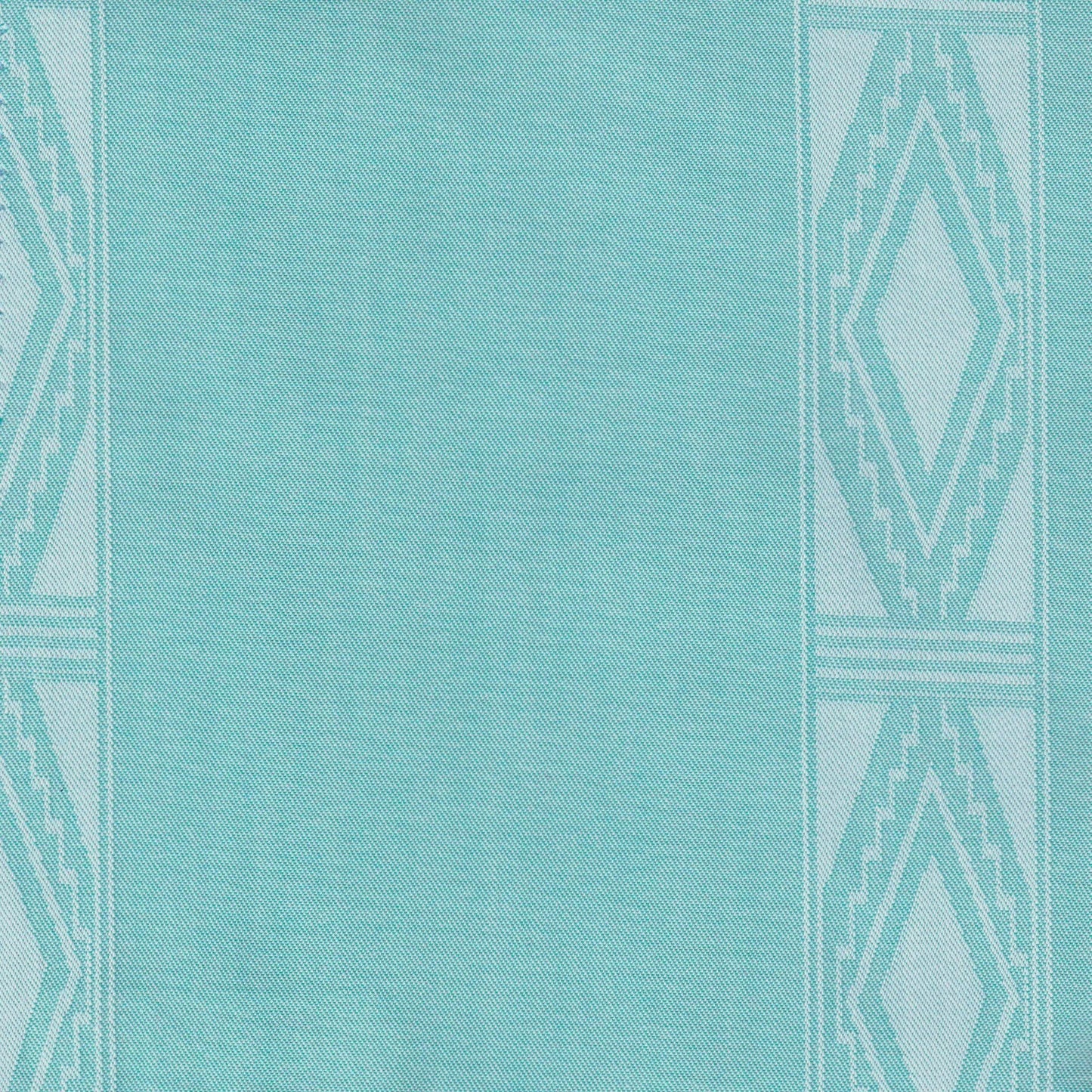 Tela en color celeste con diseños verticales de rombos en color blanco ideal para camisa guayavera