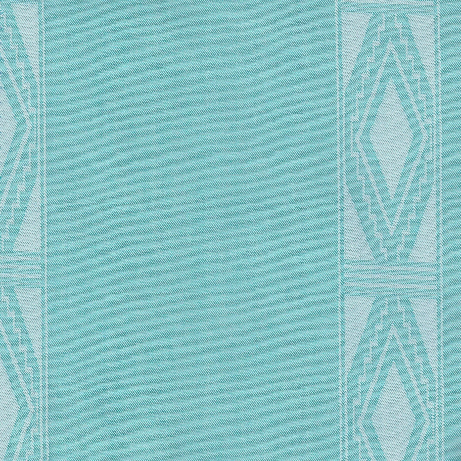Tela en color celeste con diseños verticales de rombos en color blanco ideal para camisa guayavera