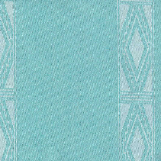 Tela en color celeste con diseños verticales de rombos en color blanco ideal para camisa guayavera