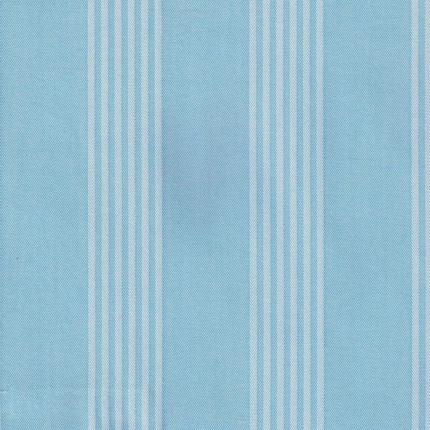 Tela en color azul claro con lineas blancas para camisa guayabera