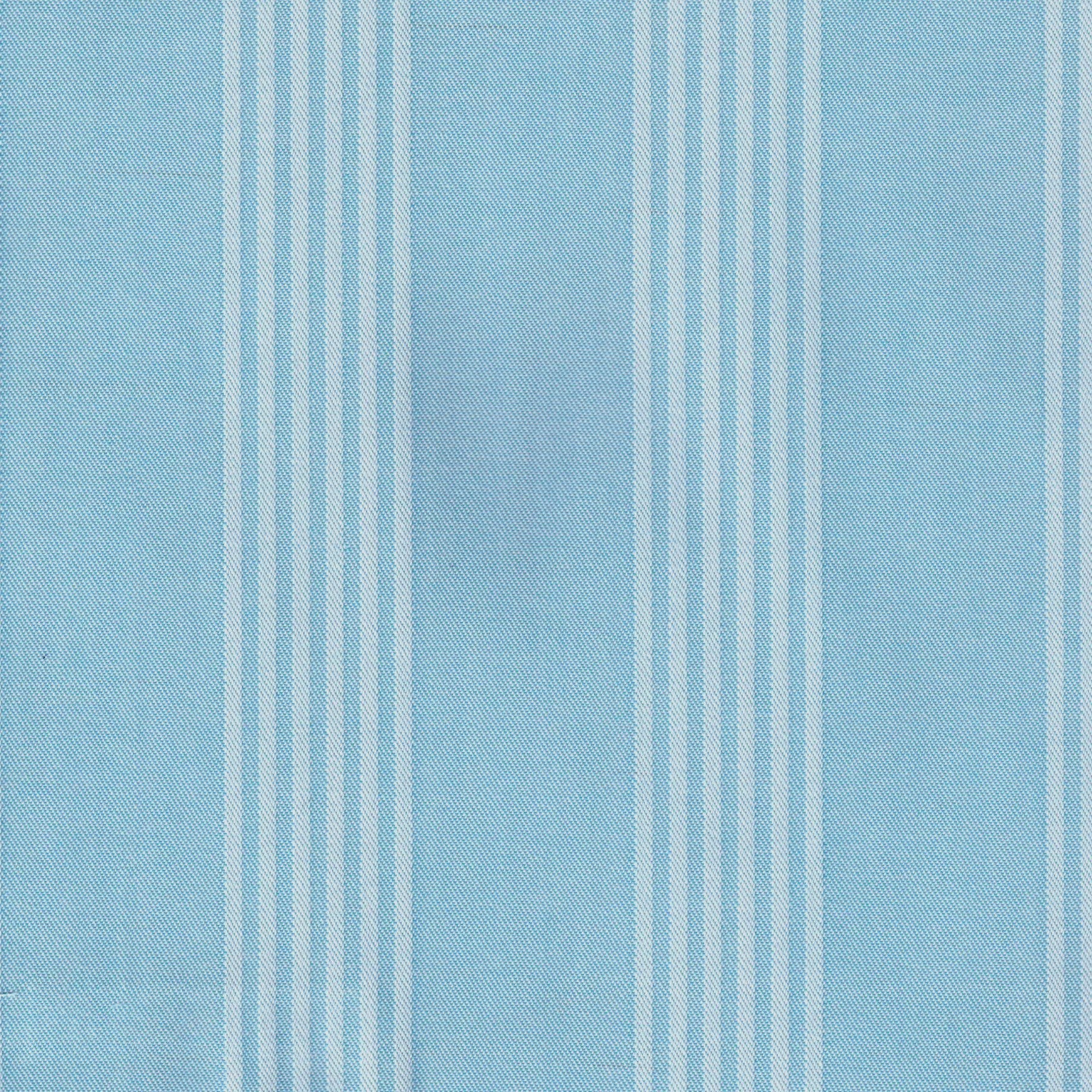 Tela en color azul claro con lineas blancas para camisa guayabera