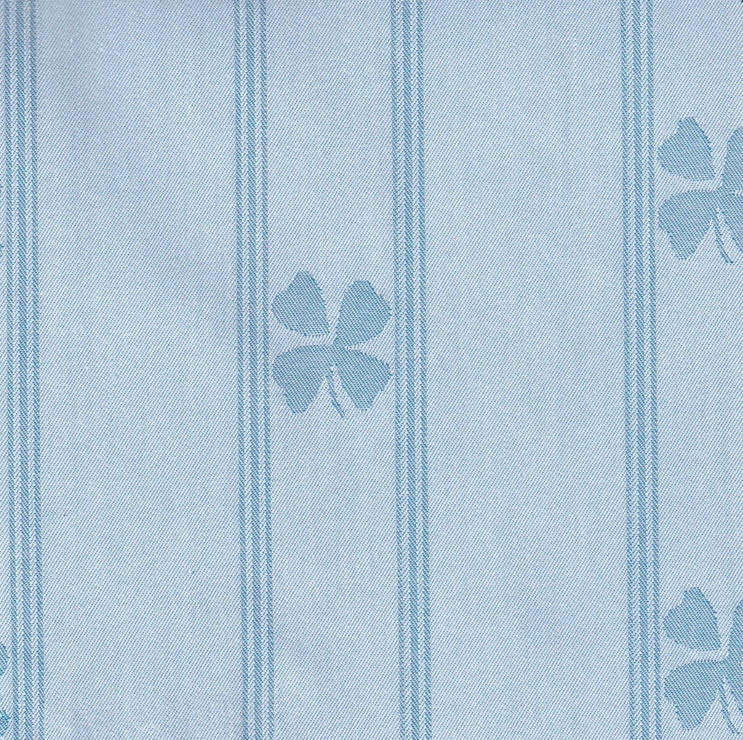Tela de uniforme azul clara con diseño de treboles ideal para camisa guayabera