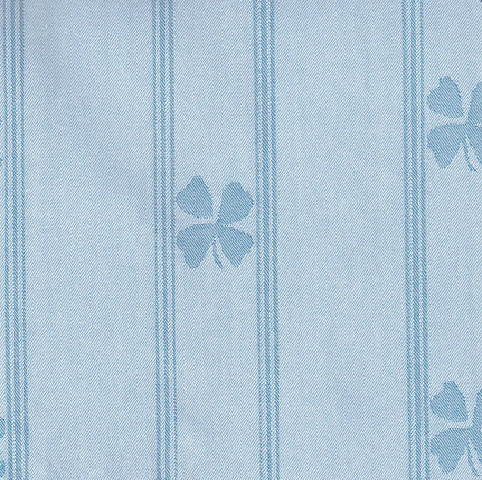 Tela de uniforme azul clara con diseño de treboles ideal para camisa guayabera