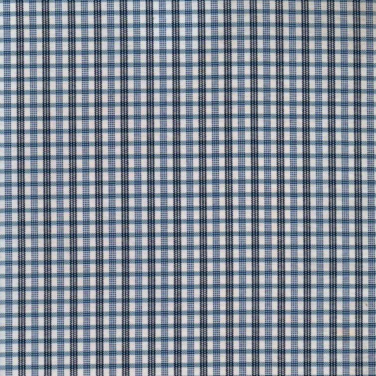 Tela escocesa de poliéster azul y blanco con diseño de cuadros; ideal para uniformes escolares e institucionales.