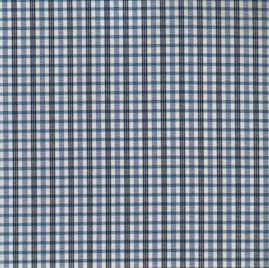 Tela escocesa de poliéster azul y blanco con diseño de cuadros; ideal para uniformes escolares e institucionales.