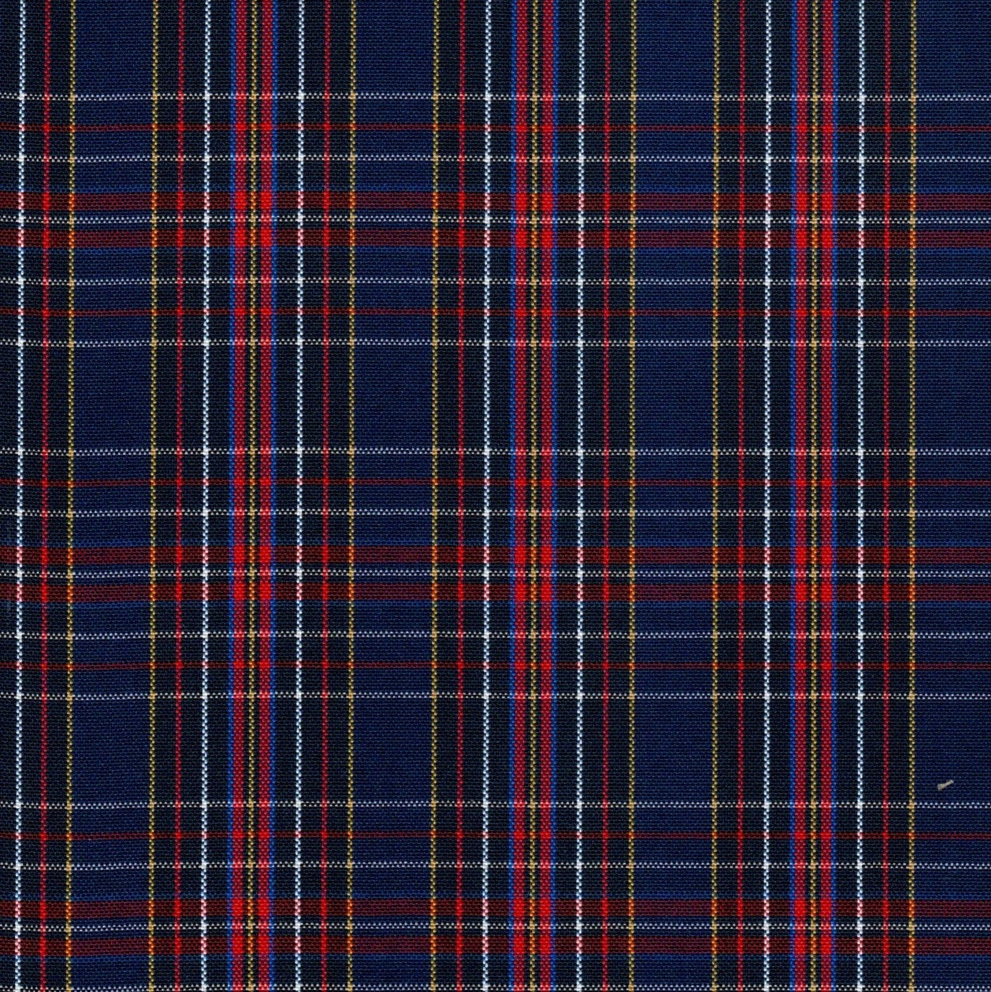 Tela escocesa de poliéster SchoolLine en tartán azul con líneas rojas, blancas y mostaza; ideal para uniformes escolares.