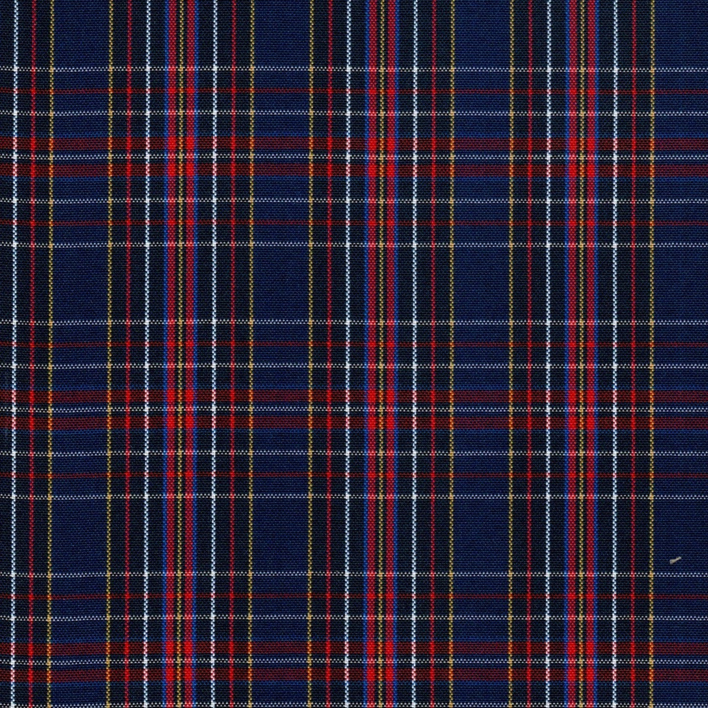 Tela escocesa de poliéster SchoolLine en tartán azul con líneas rojas, blancas y mostaza; ideal para uniformes escolares.