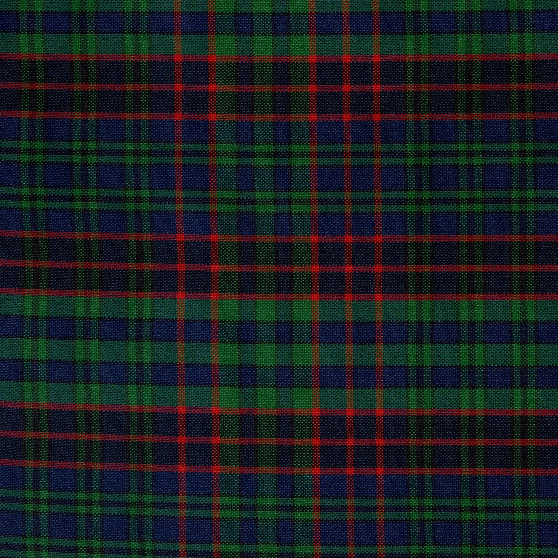Tela escocesa de poliéster SchoolLine en azul marino, verde y rojo; ideal para uniformes escolares e institucionales.