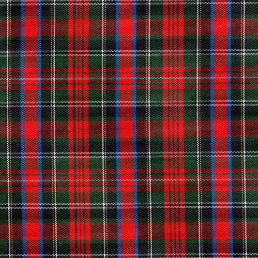 Tela escocesa de poliéster SchoolLine en tartán rojo y verde con líneas azules y negras, ideal para uniformes escolares e institucionales.