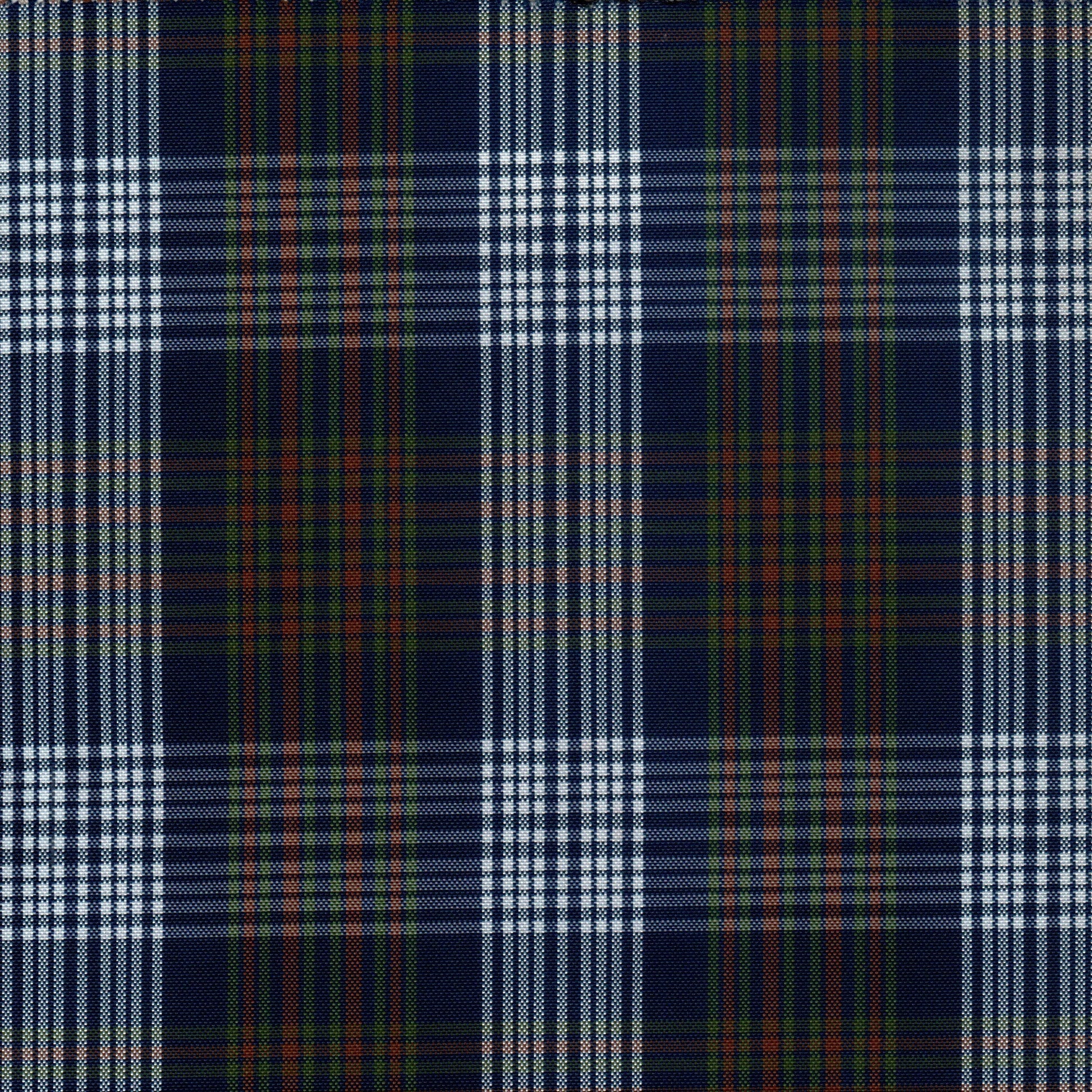 Tela escocesa de poliéster tartán azul marino con rayas blancas, verde y rojo; ideal para uniformes escolares e institucionales de SchoolLine.