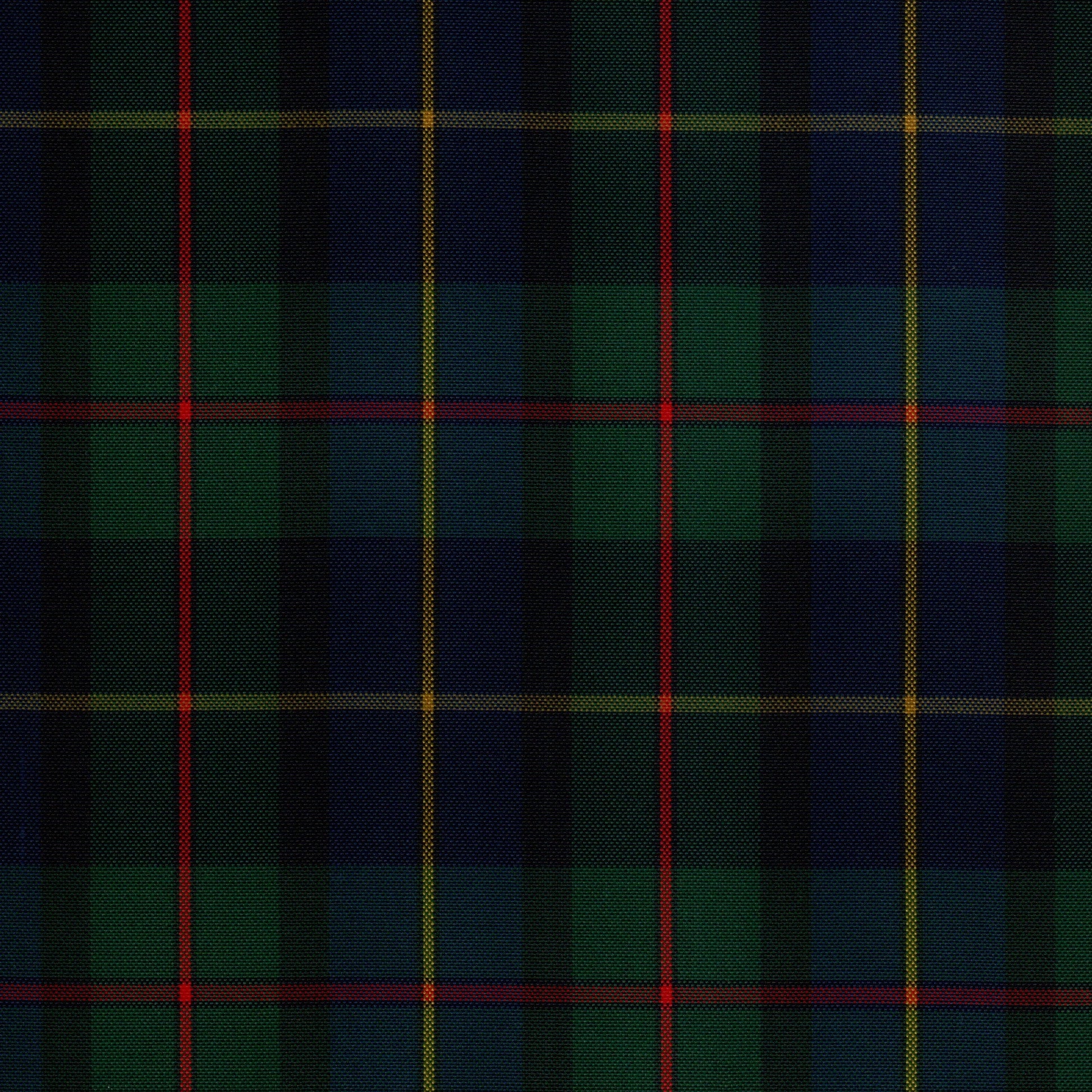 Tela escocesa de poliéster SchoolLine, azul marino y verde oscuro con líneas rojas y amarillas; ideal para uniformes escolares e institucionales.