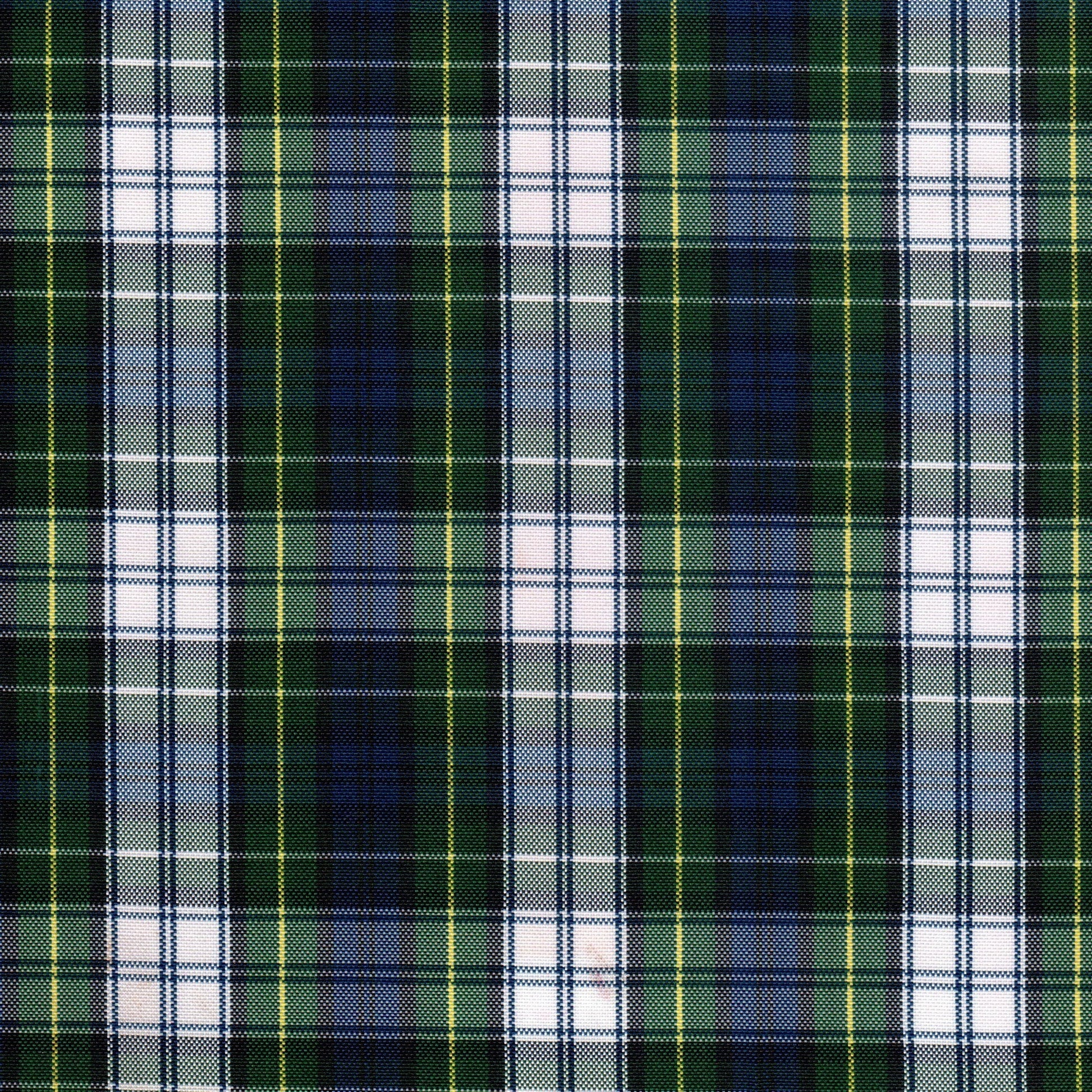 Tela escocesa de poliéster en tartán verde, azul y blanco con líneas amarillas; ideal para uniformes escolares de SchoolLine.