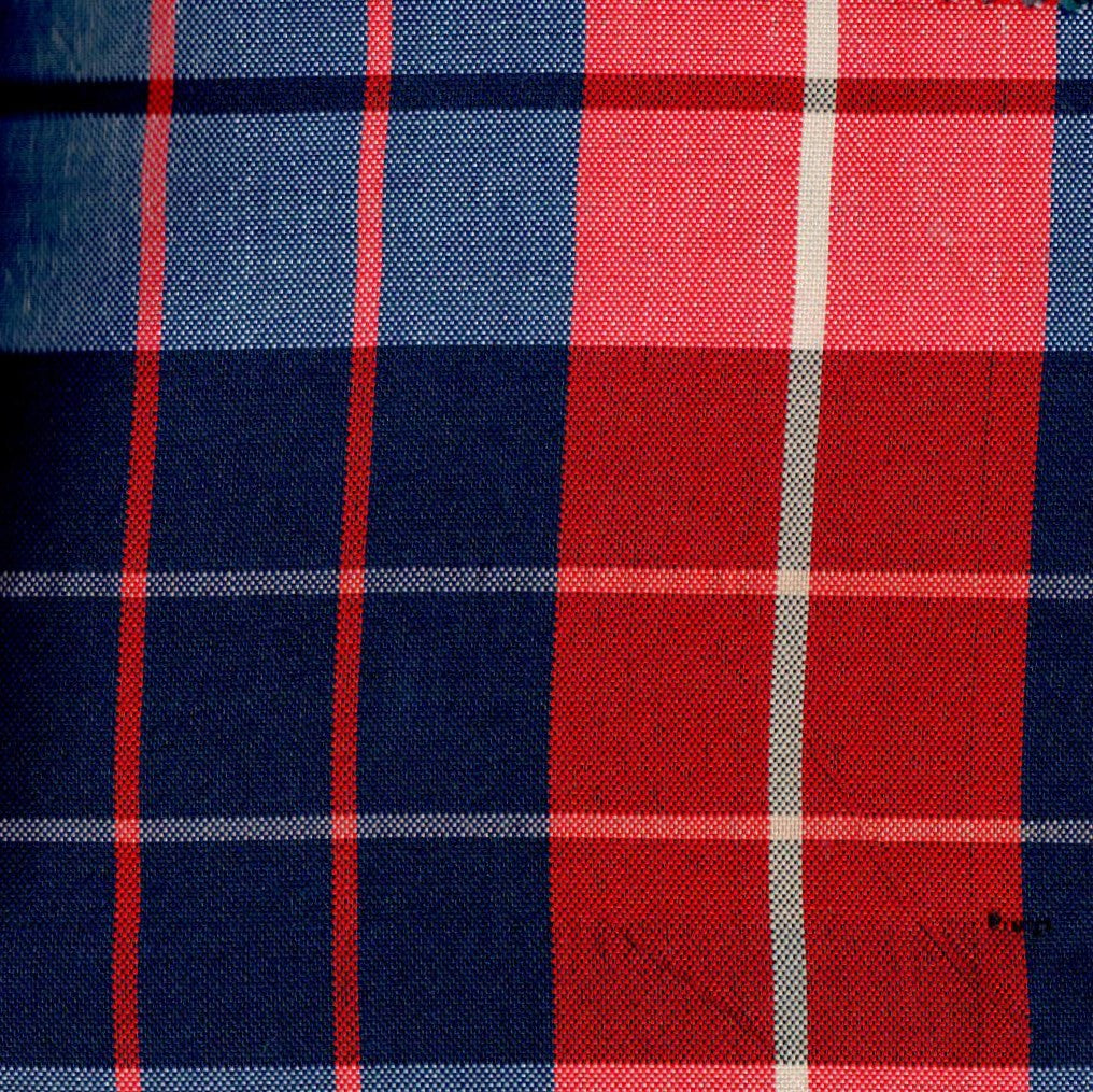 Tela escocesa de poliéster SchoolLine, tartán rojo, azul y blanco; ideal para uniformes escolares e institucionales.