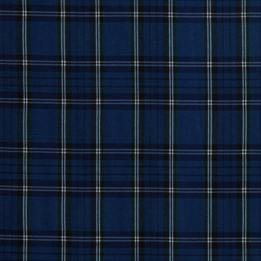 Tela escocesa de poliéster SchoolLine en azul marino y negro con cuadros, ideal para uniformes escolares e institucionales.