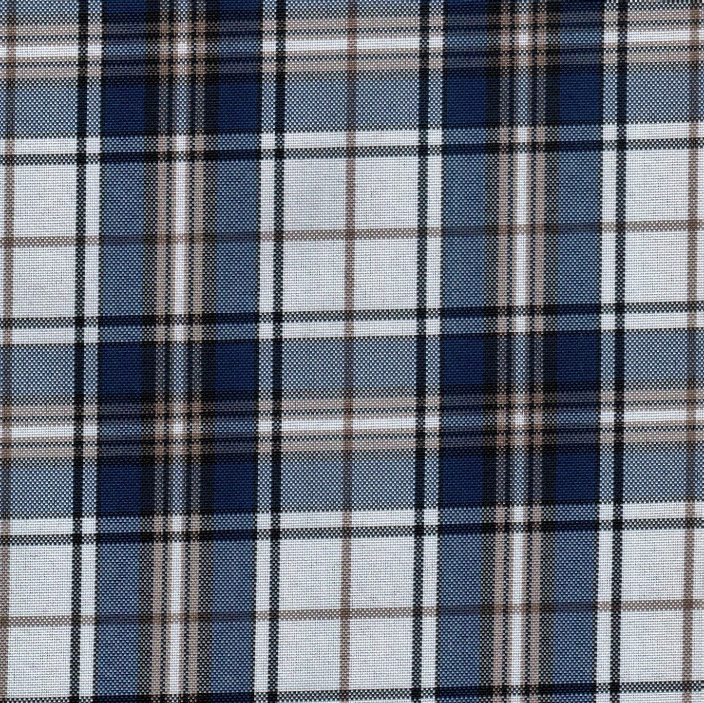 Tela escocesa de poliéster, cuadros azul marino, blanco y gris; ideal para uniformes escolares e institucionales.