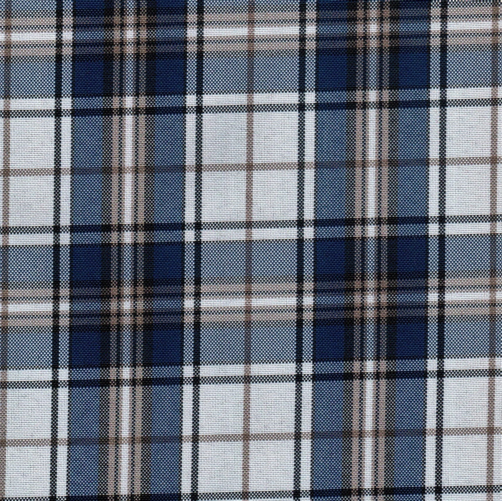 Tela escocesa de poliéster, cuadros azul marino, blanco y gris; ideal para uniformes escolares e institucionales.