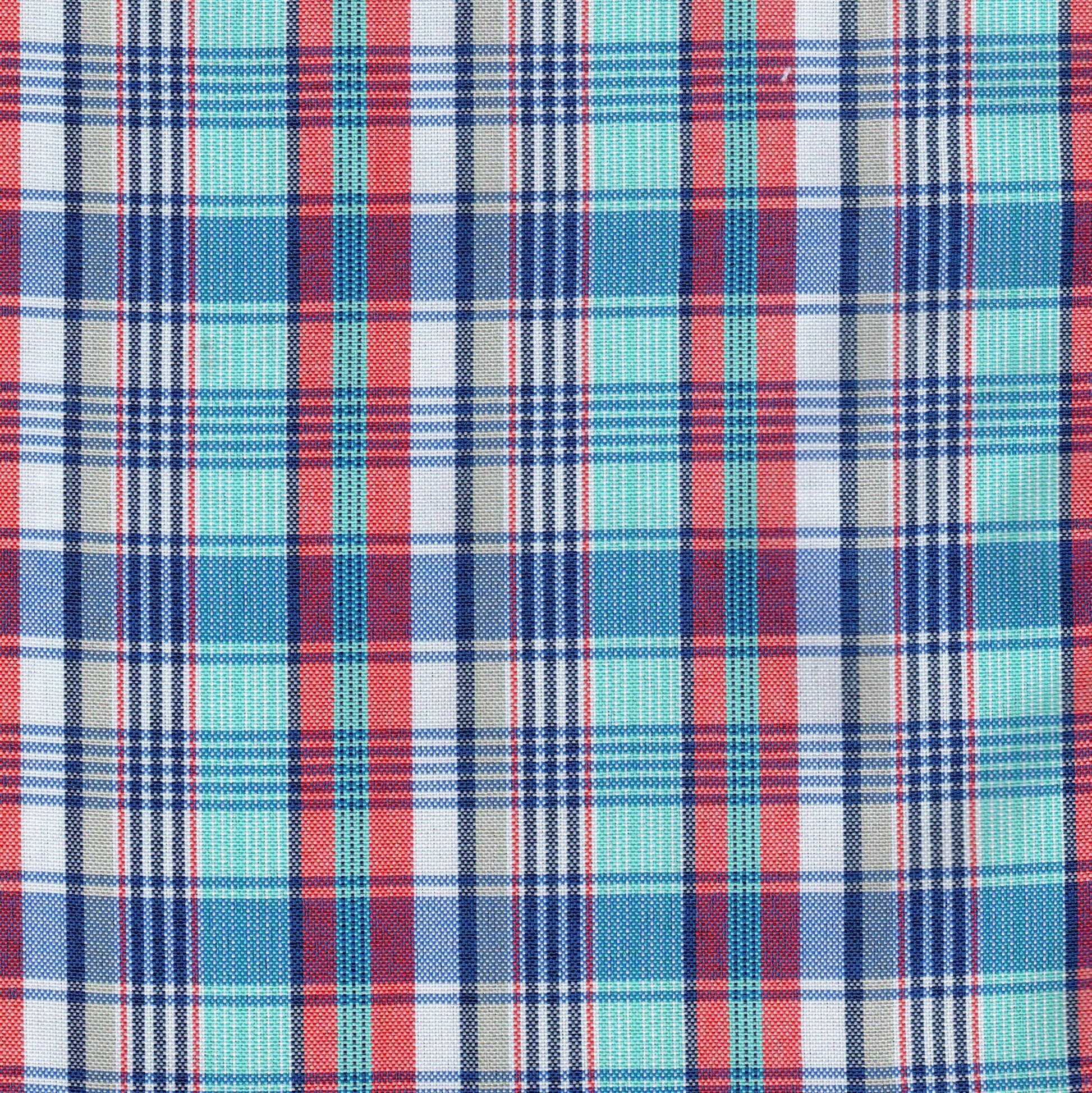 Tela escocesa de poliéster SchoolLine en tartán azul, rojo y verde, ideal para uniformes escolares e institucionales.