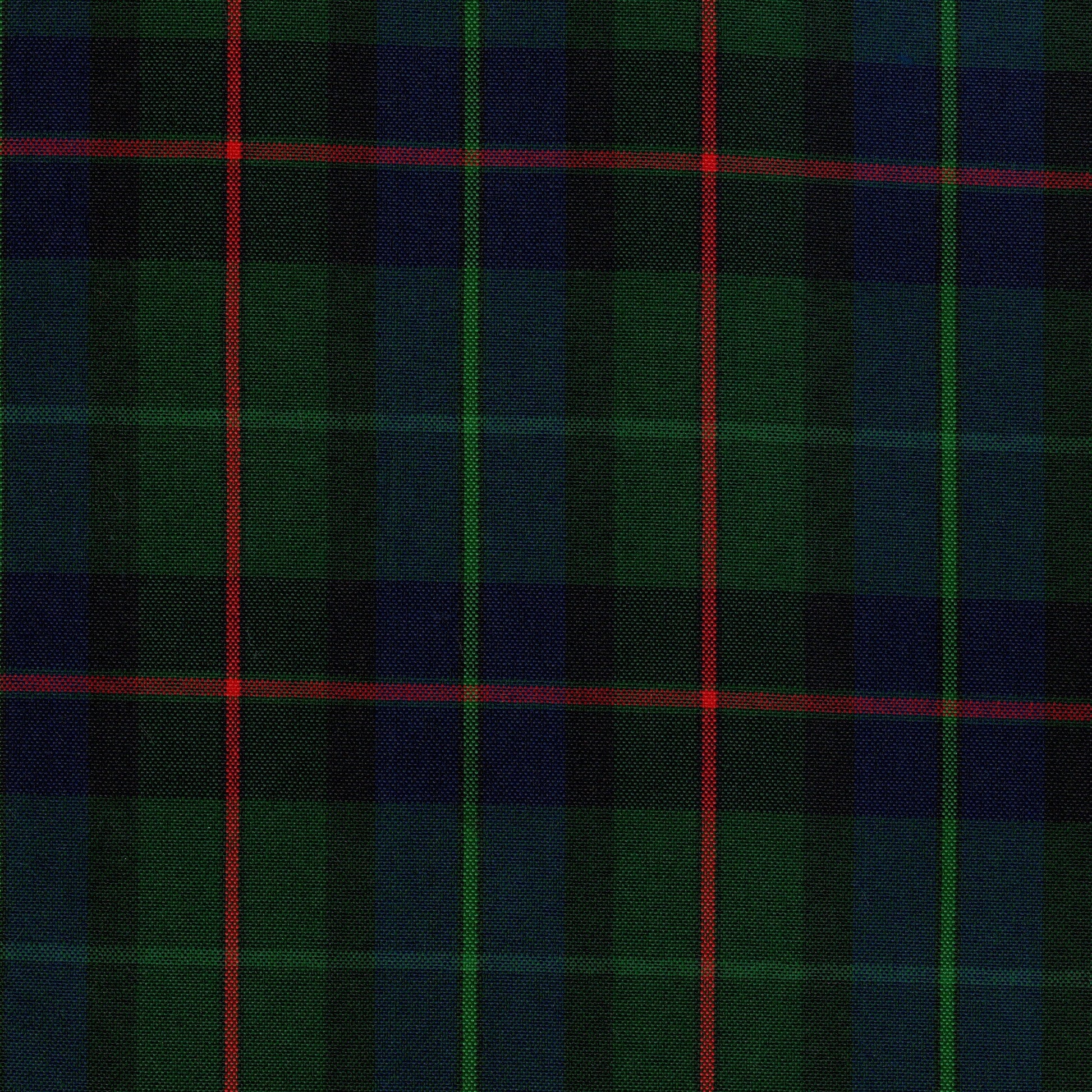Tela escocesa de poliéster SchoolLine en cuadros verde, azul marino y rojo, ideal para uniformes escolares.