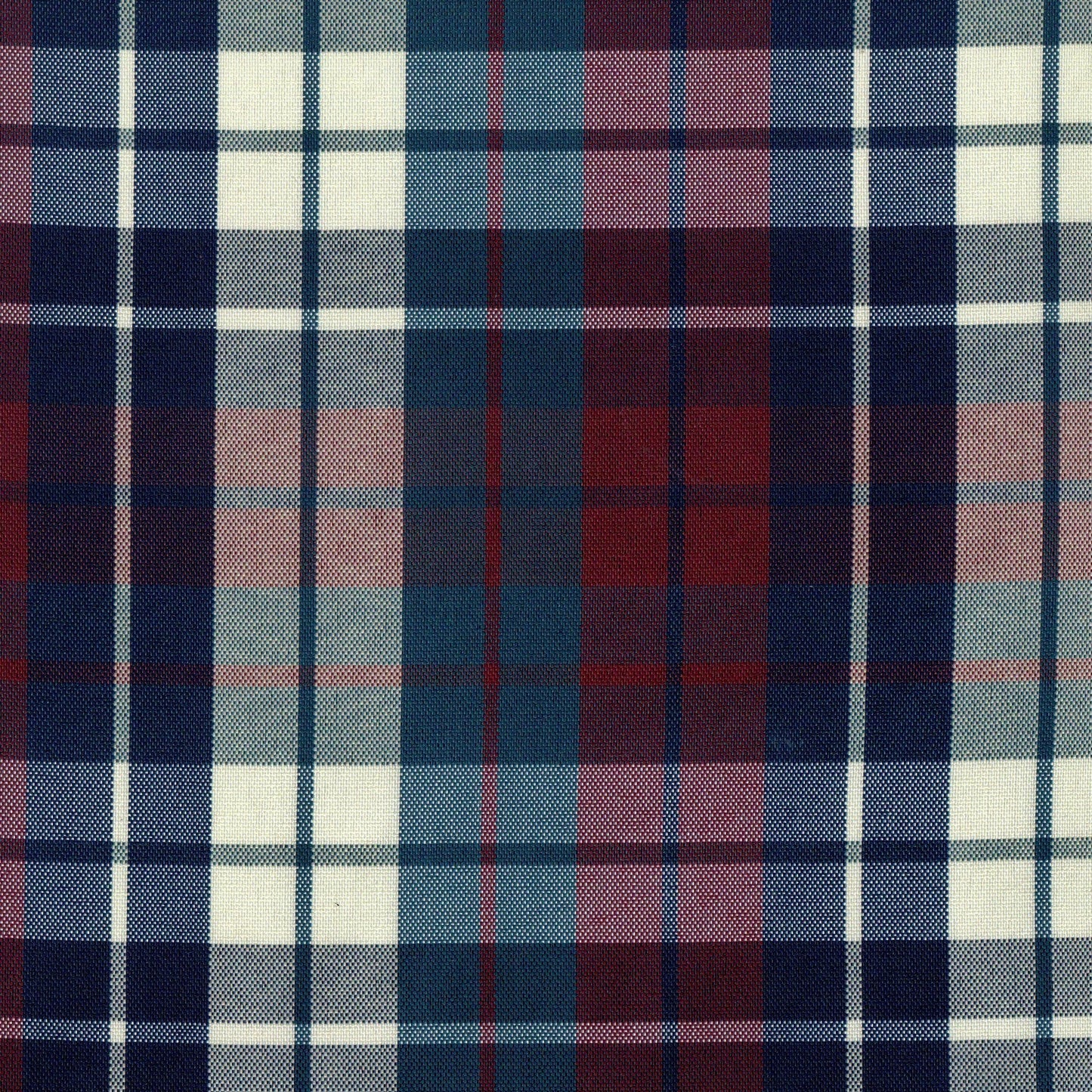 Tela escocesa de poliéster SchoolLine en cuadros azul, rojo y blanco; ideal para uniformes escolares.