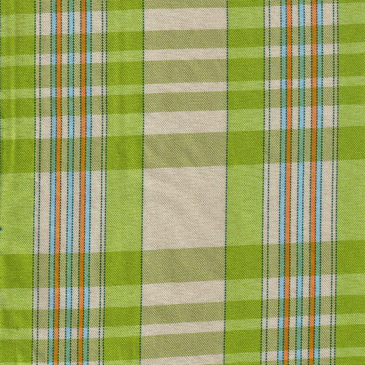 Tela escocesa de poliéster verde y blanca con rayas azules y naranjas; ideal para uniformes escolares e institucionales.