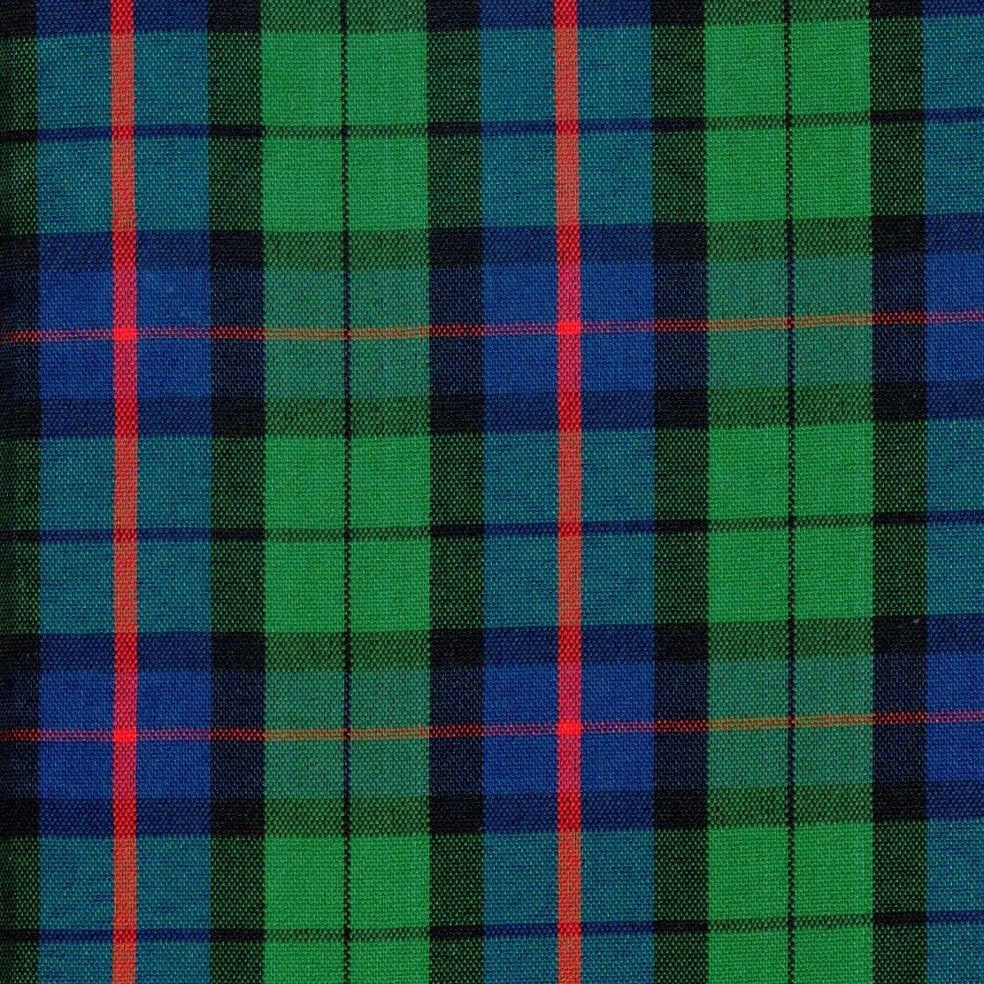 Tela escocesa de poliéster SchoolLine, cuadros verde, azul y rojo, ideal para uniformes escolares e institucionales.