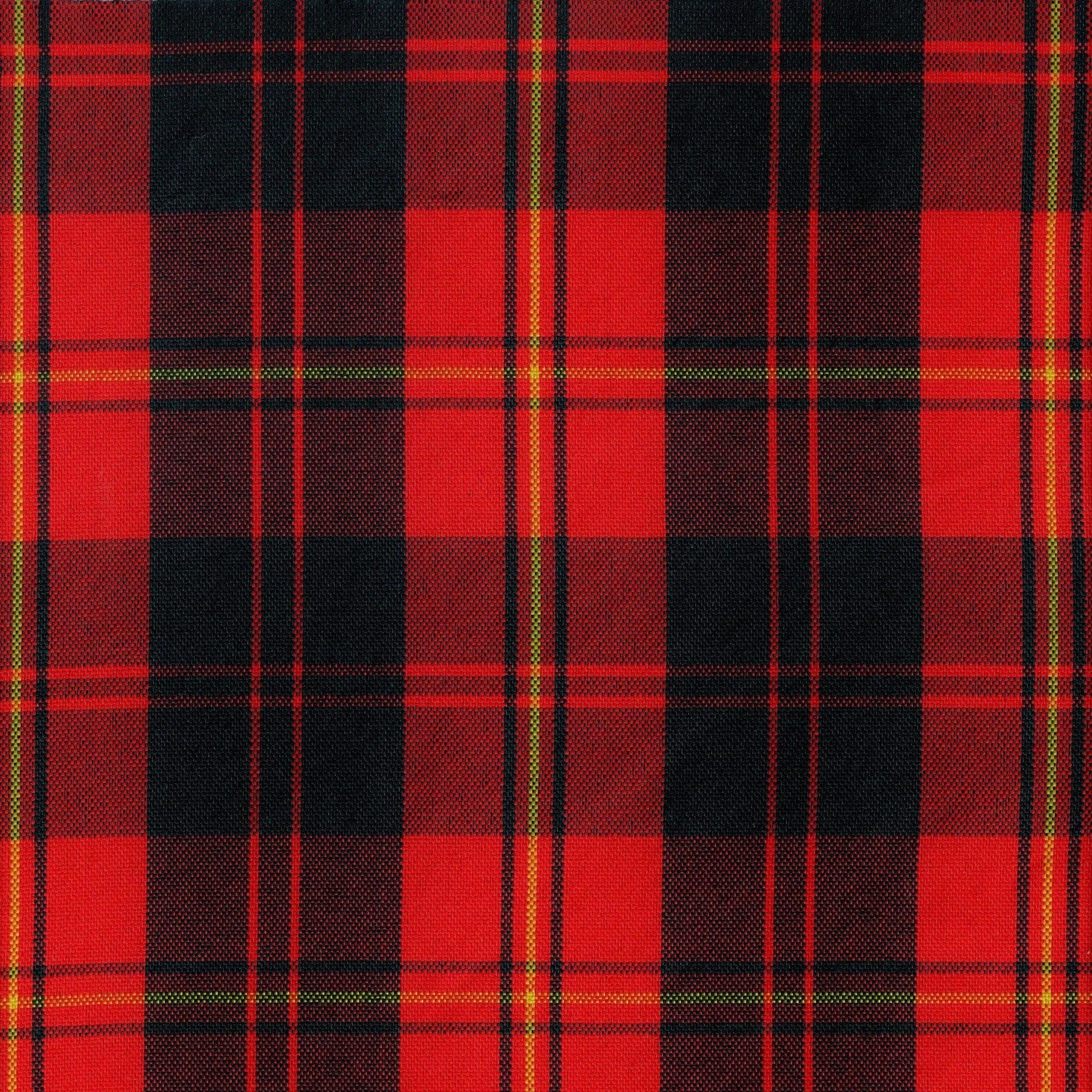 Tela escocesa de poliéster SchoolLine, rojo y negro con cuadros y líneas amarillas; ideal para uniformes escolares e institucionales.