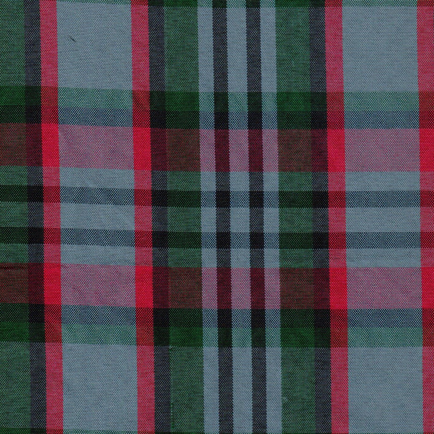 Tela escocesa de poliéster SchoolLine con patrón tartán verde, rojo y azul; ideal para uniformes escolares e institucionales.