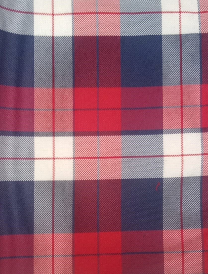 Tela escocesa de poliéster en tartán rojo, azul marino y blanco; ideal para uniformes escolares e institucionales, SchoolLine.