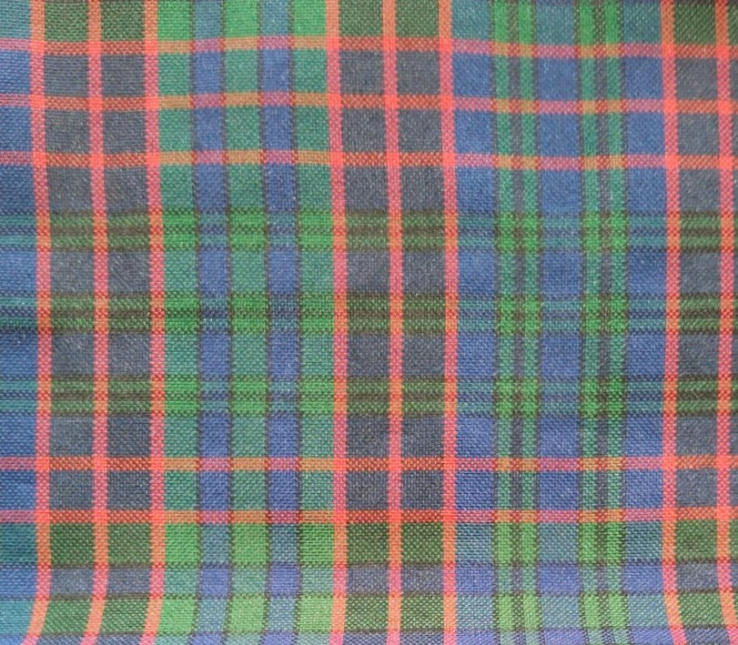 Tela escocesa de poliéster SchoolLine en tartán azul, verde y rojo; tela para uniformes escolares e institucionales.