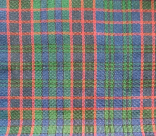 Tela escocesa de poliéster SchoolLine en tartán azul, verde y rojo; tela para uniformes escolares e institucionales.